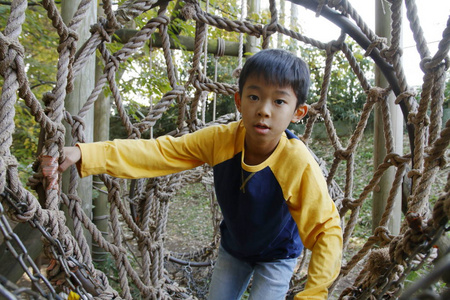 日本男孩在户外障碍课程小学三年级