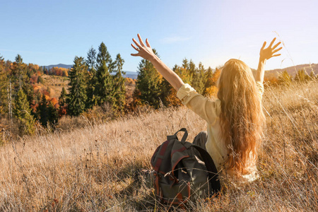 女旅行者在宁静的群山中自由自在照片