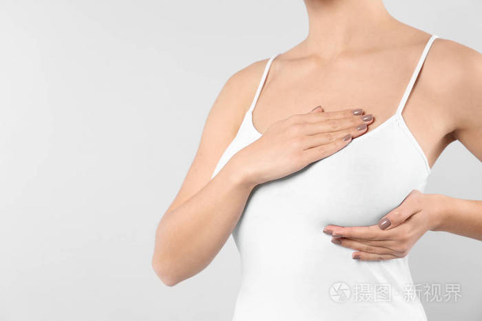女人用白色背景特写镜头检查乳房