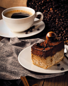 咖啡豆上的咖啡和蛋糕。