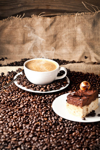咖啡豆上的咖啡和蛋糕。