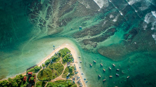 海岸有渔船的美丽海景鸟瞰图