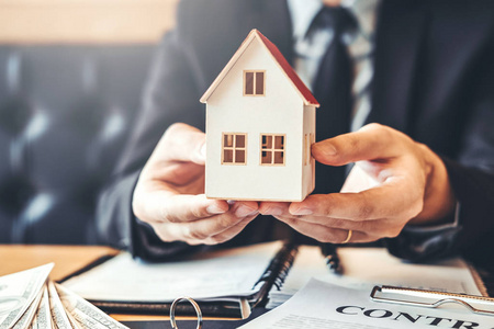 销售代理赠送房屋给客户交易和签署协议合同保险家庭概念