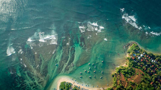 海岸有渔船的美丽海景鸟瞰图