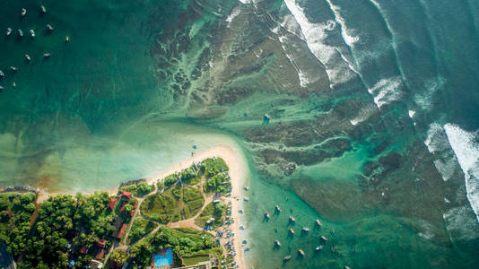 海岸有渔船的美丽海景鸟瞰图