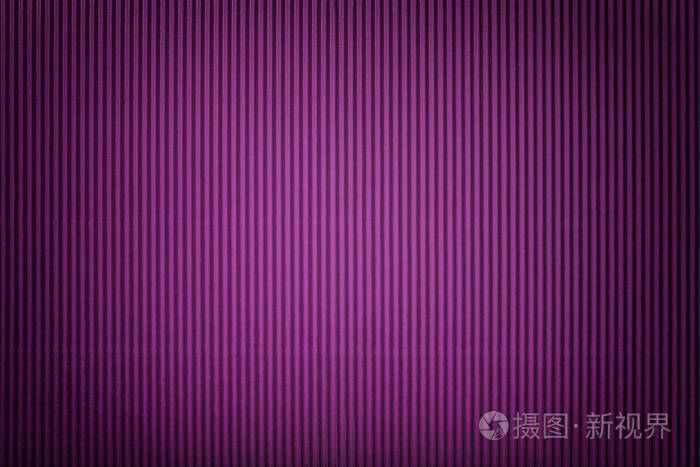 波纹深紫色纸的纹理与木质宏观紫色纸板背景特写的条纹图案