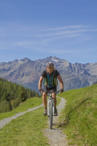 骑着山地车在索拜阿尔卑斯山的霍拉奇山谷里旅行