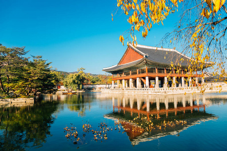 韩国首尔，秋日有池塘的庆邦宫