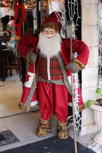 以色列海法街头的圣诞玩具和装饰品