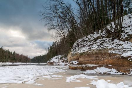 冰封的海边海滩冬季全景，傍晚有大量冰雪