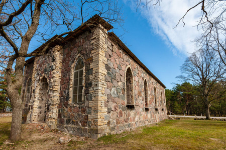 旧石和红砖教堂的细节建筑元素