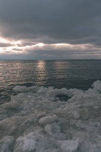 冰封的海边沙滩冬季全景，晚上有很多冰雪，复古复古的外观