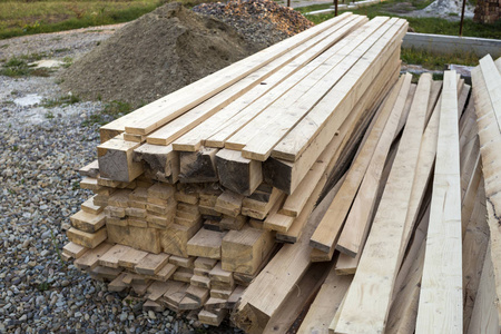 建筑工地堆放天然棕色凹凸不平的粗糙木板..木工建筑修理和家具用的工业木材屋面建筑用的木材材料。