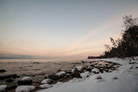 冰封的海边海滩冬季全景，傍晚有大量冰雪