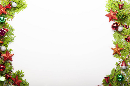 顶部的圣诞背景模板与装饰球礼品盒白色铃铛在杉树上与白色背景与复制空间装饰新年问候。