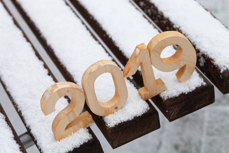 雪凳上在雪凳上。 新年和圣诞节的主题。