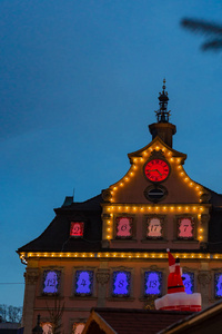 德国南部出现的12月蓝小时的天空，市场上的市政厅圣诞灯