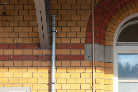 德国南部巴伐利亚的旧火车站入口有砖墙和铁门