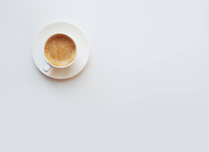咖啡杯，顶部视图，白色背景上的极简主义构图