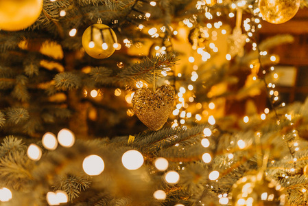 黑暗房间里闪亮的圣诞树装饰图片