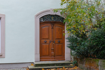德国南部城市的历史城市立面，门窗细节，秋季午后的灯光