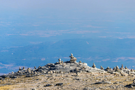 禅宗平衡的石头堆积在高山上。 风景名胜