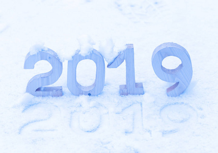 雪上的数字2019。 新年和圣诞节的主题。 变调了。