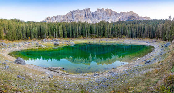 karersee 或 lago di carezza 是一个湖, 在意大利蒂罗尔的 dolomites 背景下, 有 latem