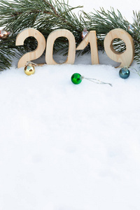 新年和圣诞节主题与冷杉枝和雪。 选择焦点。