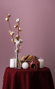 美丽的构图，桌子上放着棉花和蜡烛，背景是彩色的