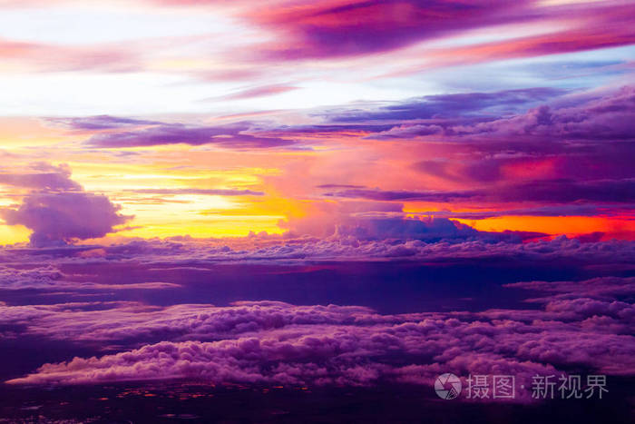 晚霞笼罩黄昏的云彩和天空背景,五彩缤纷的戏剧天空