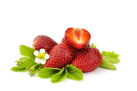 白色背景上分离的新鲜草莓