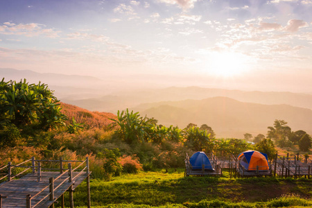 帐篷露营在早晨等待太阳，帐篷在山上。