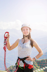 俄罗斯索契，跨越绳桥裂缝的年轻女子