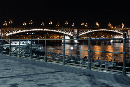 布达佩斯的夜景大桥和城市的夜景