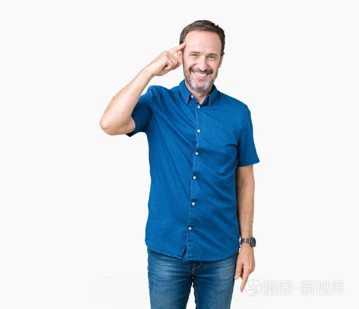一位中年英俊举止优雅背景孤僻微笑着用一根手指指着头好主意或好记忆