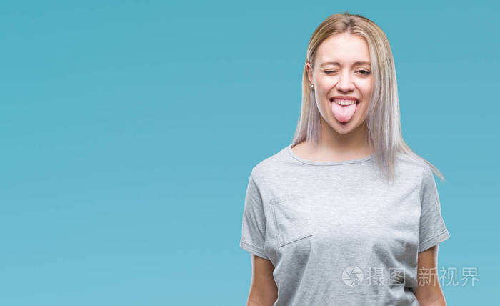 年轻的金发女人在孤立的背景下伸出舌头,以有趣的表情高兴 情感概念.