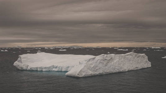 保莱特岛附近南极地区的冰景观