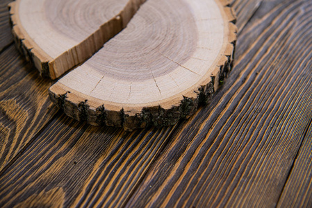 从顶视图的木制背景上用年轮切圆的树桩