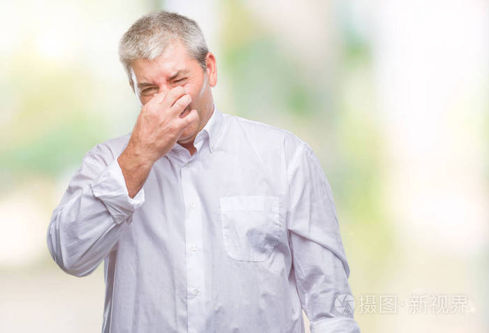 闻到了一些臭味和令人恶心的难以忍受的气味,用手指在鼻子上屏住呼吸