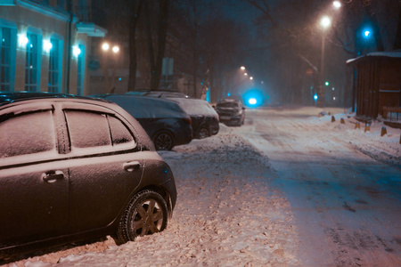 白雪覆盖的夜街