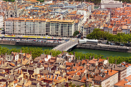 从空中俯瞰里昂城市景观，与法国索内河和圣尼齐尔教堂对面的PontMarechalJuin一起观看