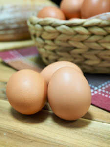 篮子里的鸡蛋和一个新鲜的鸡蛋