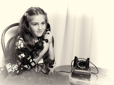 一个小女孩在旧手机响了