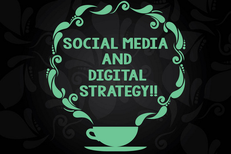显示社交媒体和数字战略的写作笔记。商业照片展示在线营销多媒体广告杯和酱油与派斯利设计在空白水印空间