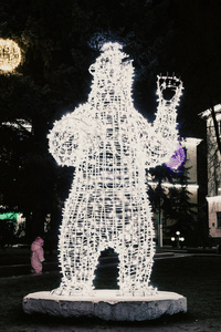 新年和节假日的装饰。城市广场上的圣诞灯熊