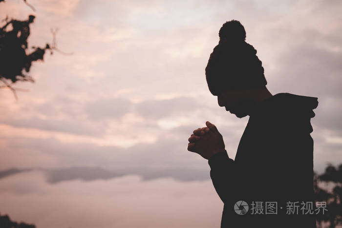 基督教人手的剪影向上帝祈祷,祈祷上帝的祝福,希望有一个更好的生活.