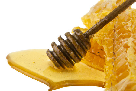 蜂蜜与木制勺子隔离白色背景