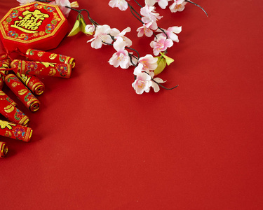 中国新年2019年节日装饰梅花红色背景汉字。 在文章中，指的是好运财富资金流动空的设计空间