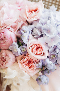 美丽的春天的花束，有温柔的粉红色和蓝色绣球花